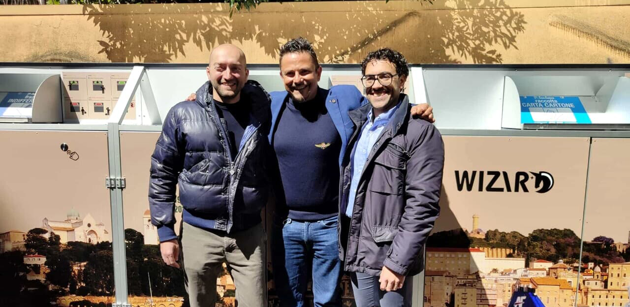 I tre fondatori di Wizard srls davanti all'Eco-Compattatore in Piazza Pertini, Ancona