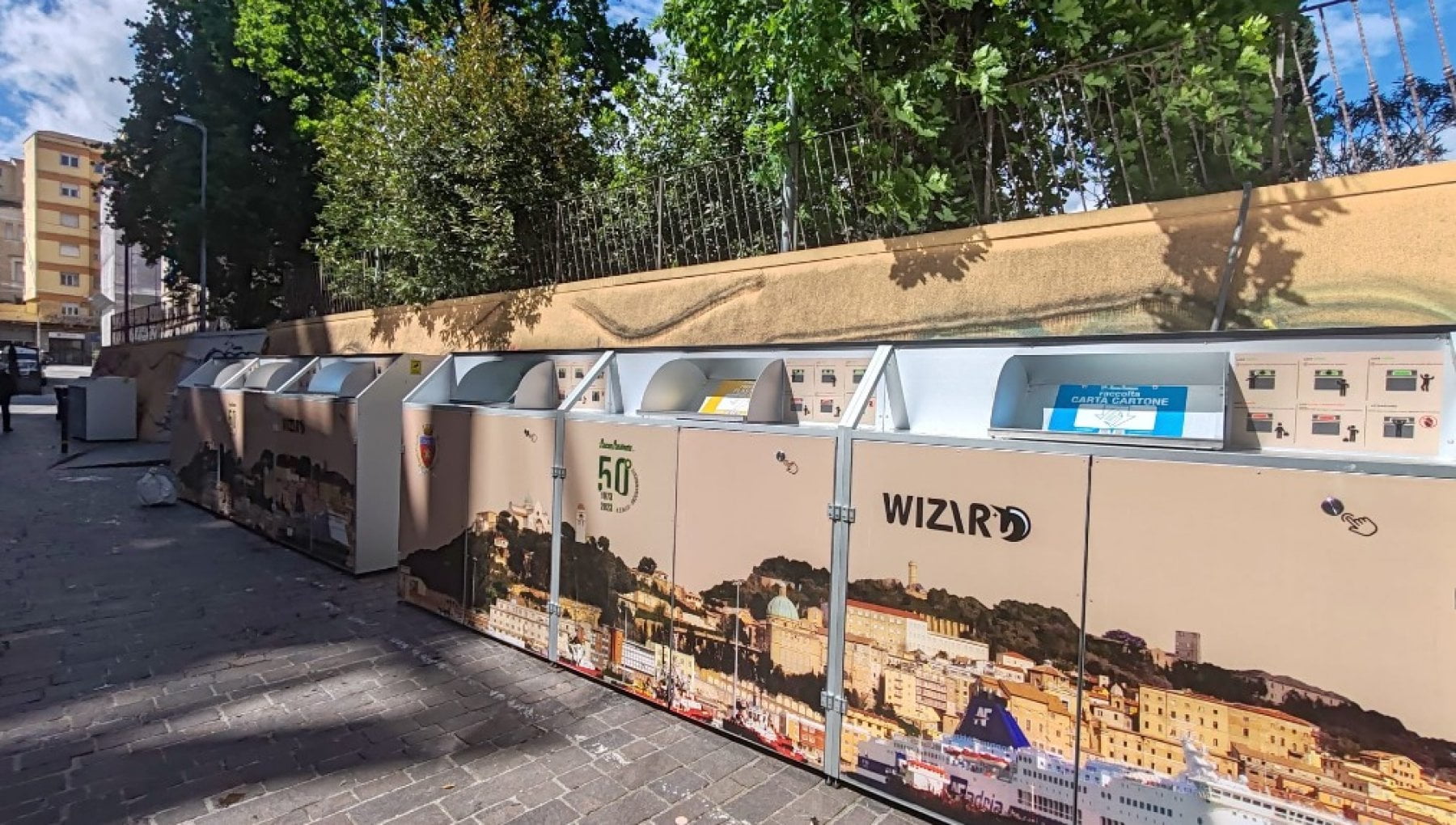 Compattatori Wizard mascherati in contesto urbano